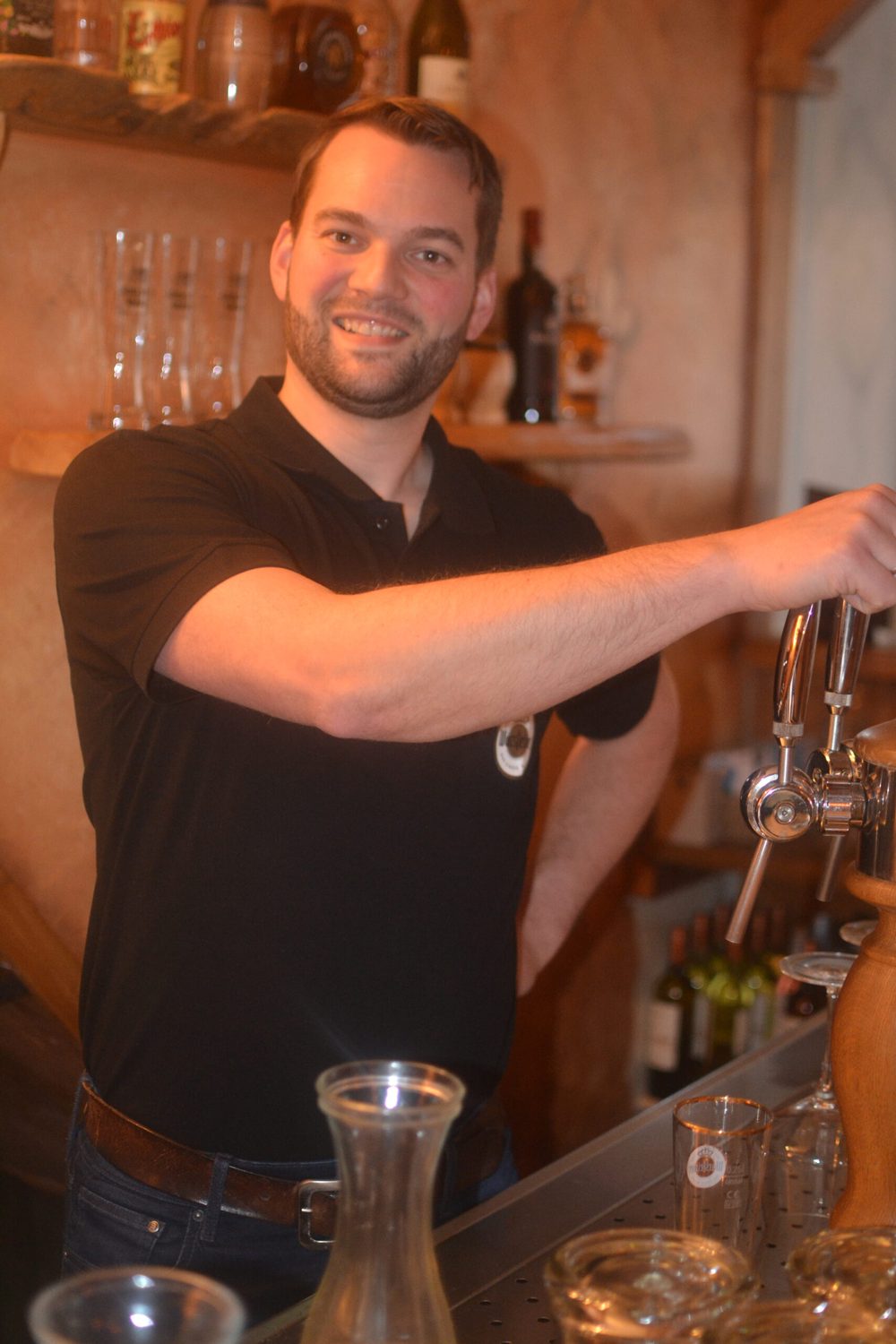 Gastheer Daniël trekt een biertje bij de tap