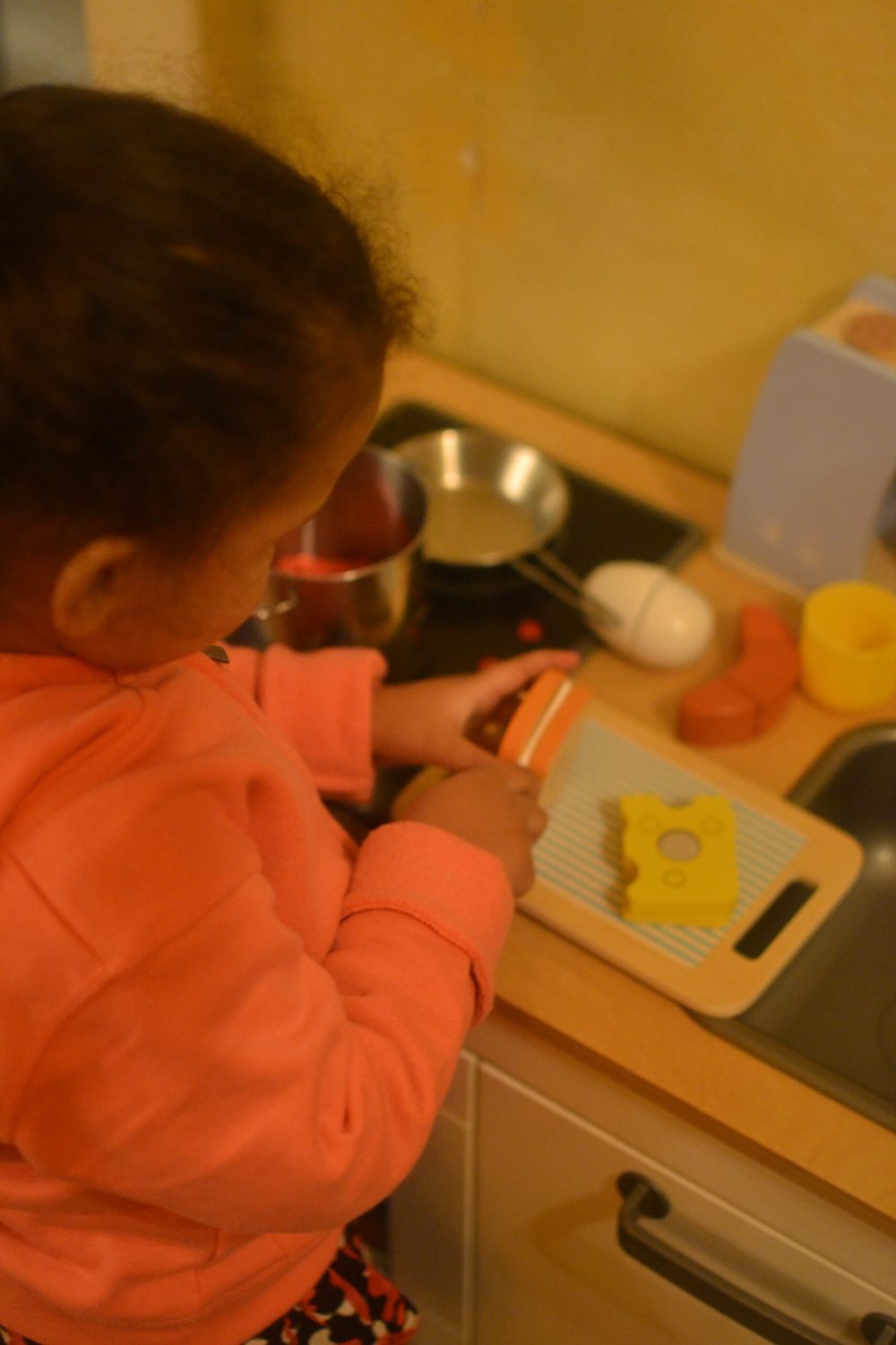 Een kind speelt in de kinderhoek van Bella Roma